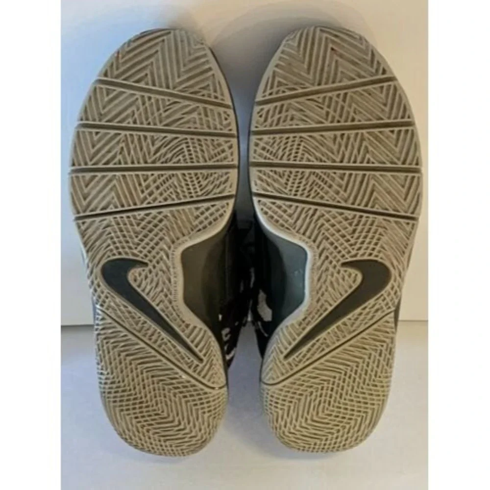 Nike Boys Hustle D 8 881941-010‎ Black Gray Basketball Shoes Sneakers Size 7Y